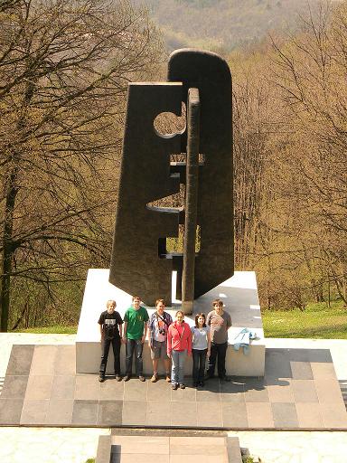 команда СУНЦ МГУ у памятника русским ветеранам на горе Авала возле Белграда
